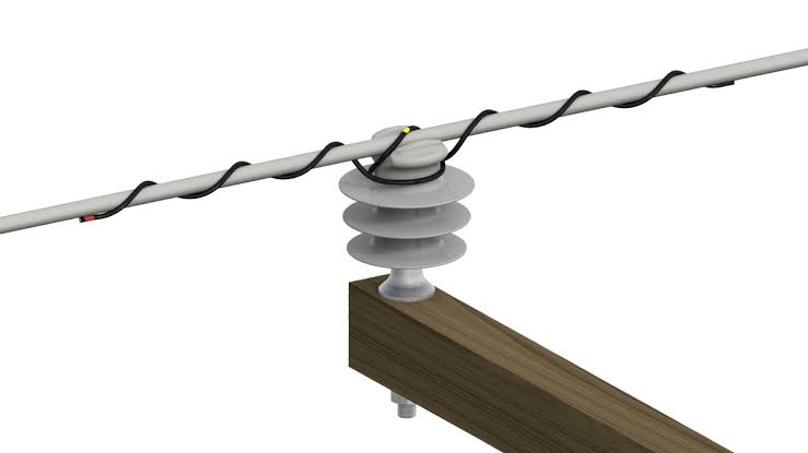 Top tie as used in overhead transmisison lines