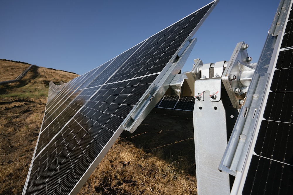 Single-axis solar tracker