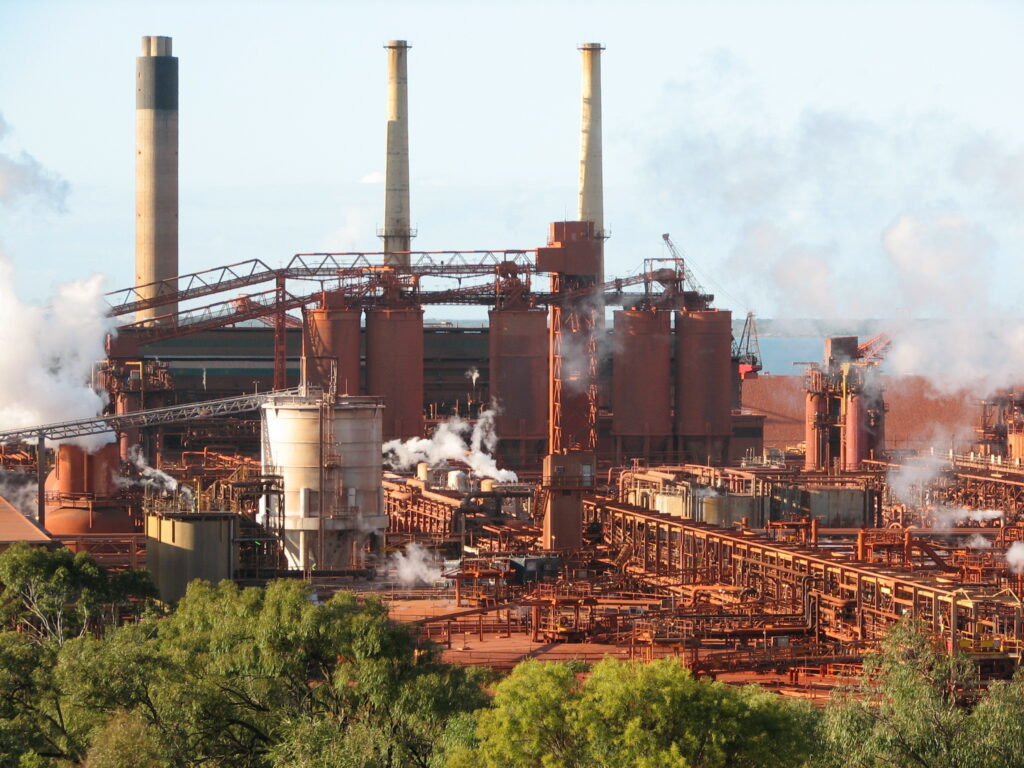 Alumina refining facility with natural gas