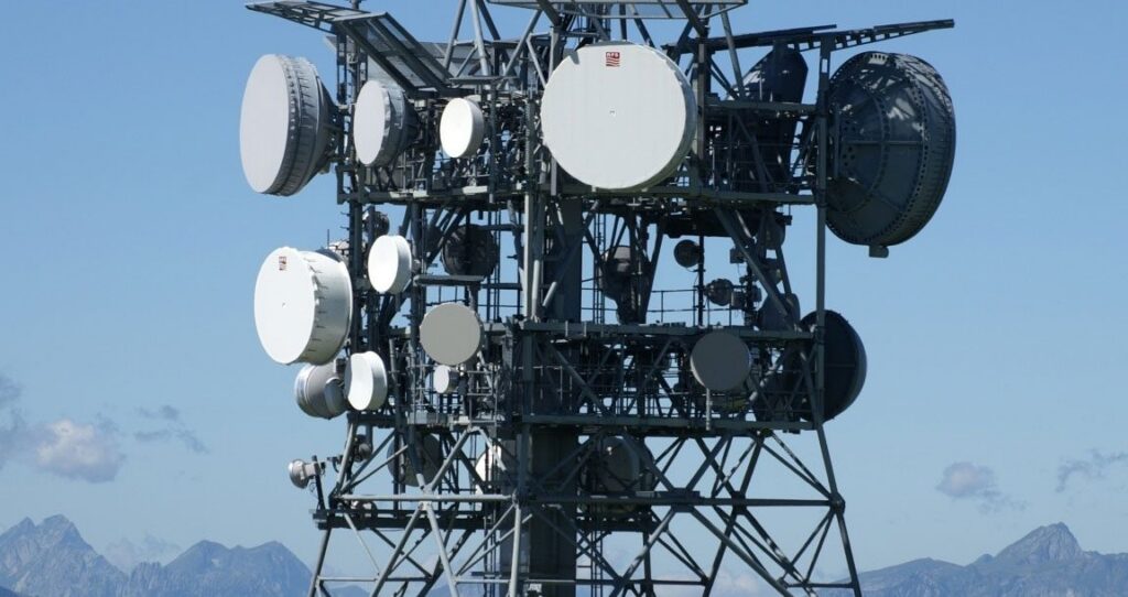 Backbone microwave network on transmission lines